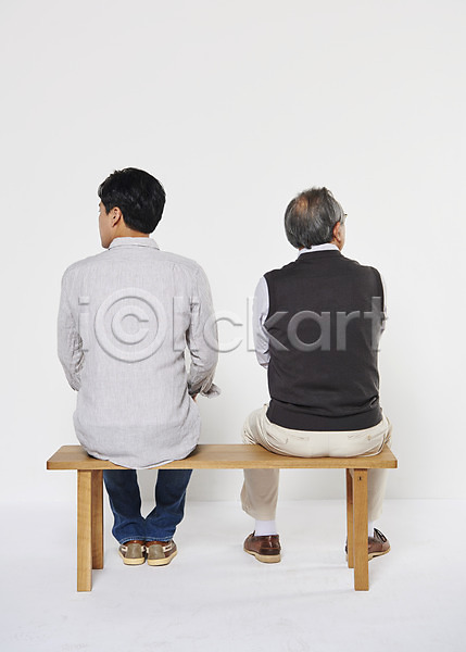 30대 60대 남자만 노년 두명 성인 한국인 JPG 뒷모습 포토 가족 부자(아빠와아들) 스튜디오촬영 실내 아들 아빠 앉기 응시 의자 전신 할아버지