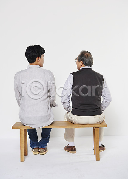 30대 60대 남자만 노년 두명 성인 한국인 JPG 뒷모습 포토 가족 부자(아빠와아들) 스튜디오촬영 실내 아들 아빠 앉기 응시 의자 전신 할아버지