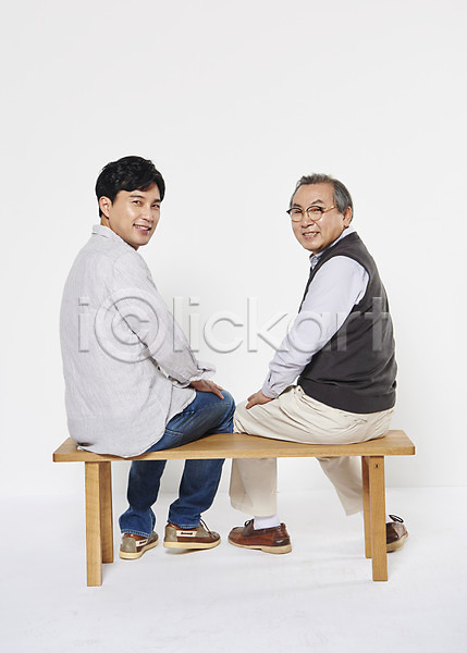 30대 60대 남자만 노년 두명 성인 한국인 JPG 뒷모습 포토 가족 뒤돌아보기 부자(아빠와아들) 스튜디오촬영 실내 아들 아빠 앉기 웃음 응시 의자 전신 할아버지
