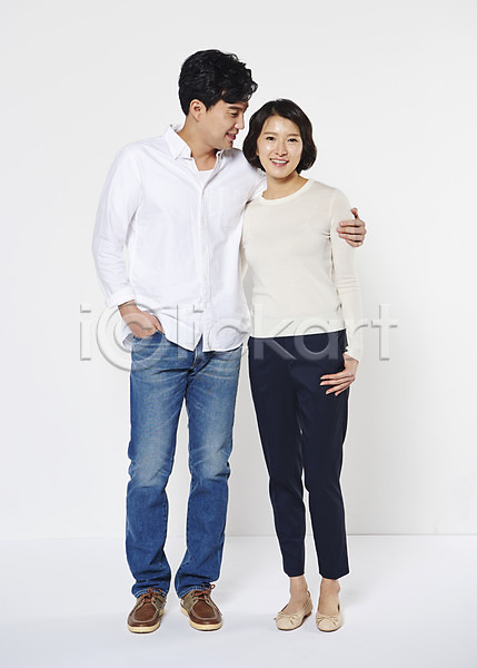 30대 남자 두명 성인 여자 한국인 JPG 앞모습 포토 가족 기댐 부부 서기 스튜디오촬영 실내 어깨에손 웃음 응시 전신