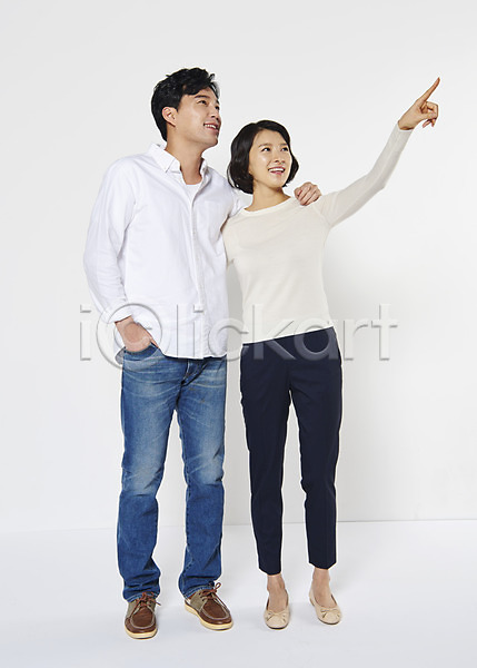 30대 남자 두명 성인 여자 한국인 JPG 앞모습 포토 가리킴 가족 부부 서기 스튜디오촬영 실내 어깨에손 응시 전신