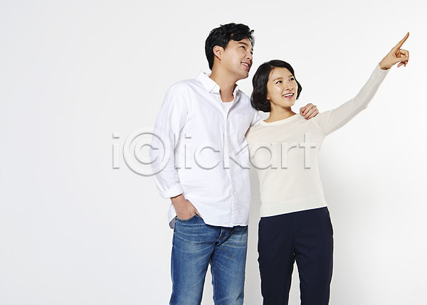 30대 남자 두명 성인 여자 한국인 JPG 앞모습 포토 가리킴 가족 부부 상반신 서기 스튜디오촬영 실내 어깨에손 웃음 응시
