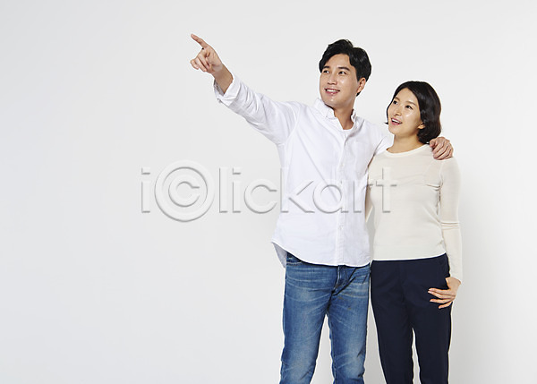 30대 남자 두명 성인 여자 한국인 JPG 앞모습 포토 가리킴 가족 부부 상반신 서기 스튜디오촬영 실내 어깨에손 응시