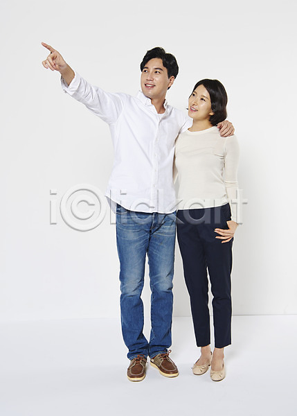 30대 남자 두명 성인 여자 한국인 JPG 앞모습 포토 가리킴 가족 부부 서기 스튜디오촬영 실내 어깨에손 웃음 응시 전신