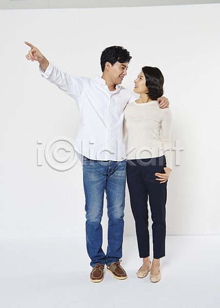 30대 남자 두명 성인 여자 한국인 JPG 앞모습 포토 가족 마주보기 부부 서기 스튜디오촬영 실내 어깨에손 웃음 응시 전신