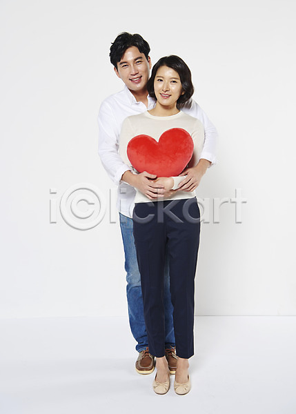 30대 남자 두명 성인 여자 한국인 JPG 앞모습 포토 가족 들기 백허그 부부 서기 스튜디오촬영 실내 웃음 전신 쿠션 하트