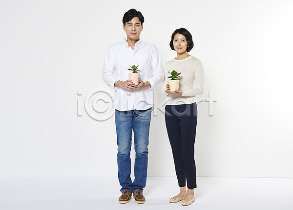 30대 남자 두명 성인 여자 한국인 JPG 앞모습 포토 가족 들기 부부 서기 스튜디오촬영 식물 실내 웃음 전신 화분