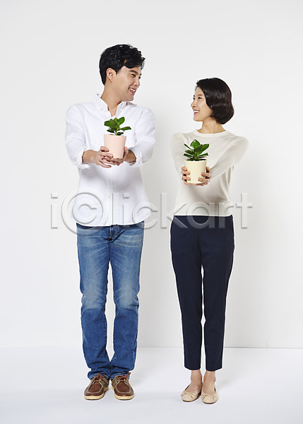 30대 남자 두명 성인 여자 한국인 JPG 앞모습 포토 가족 들기 마주보기 부부 서기 스튜디오촬영 식물 실내 웃음 전신 화분