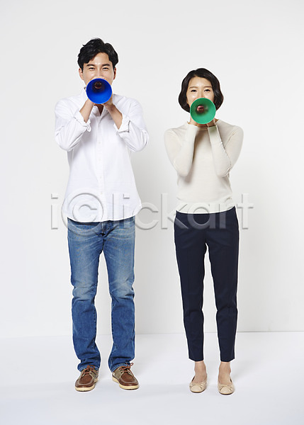 30대 남자 두명 성인 여자 한국인 JPG 앞모습 포토 가족 들기 부부 서기 스튜디오촬영 실내 외침 웃음 전신 확성기