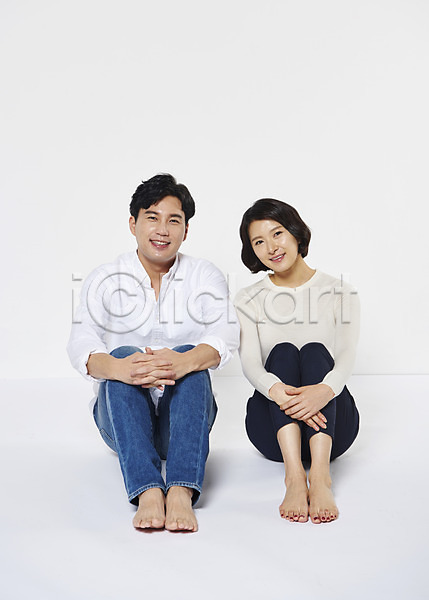 30대 남자 두명 성인 여자 한국인 JPG 앞모습 포토 가족 부부 손모으기 스튜디오촬영 실내 앉기 웃음 전신