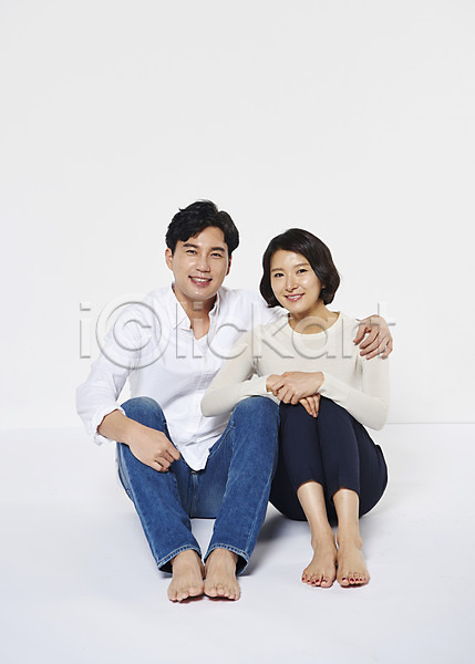 30대 남자 두명 성인 여자 한국인 JPG 앞모습 포토 가족 기댐 부부 스튜디오촬영 실내 앉기 어깨에손 웃음 전신
