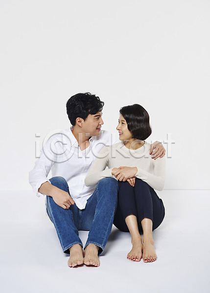 30대 남자 두명 성인 여자 한국인 JPG 앞모습 포토 가족 마주보기 부부 스튜디오촬영 실내 앉기 어깨에손 웃음 응시 전신