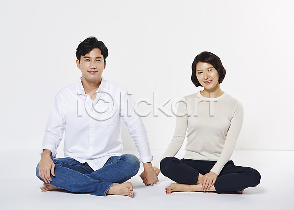 30대 남자 두명 성인 여자 한국인 JPG 앞모습 포토 가족 부부 손잡기 스튜디오촬영 실내 앉기 웃음 전신