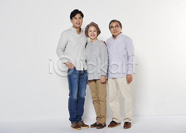 30대 60대 남자 노년 성인 세명 여자 한국인 JPG 앞모습 포토 가족 노부부 서기 스튜디오촬영 실내 아들 아빠 어깨에손 웃음 전신 할머니 할아버지