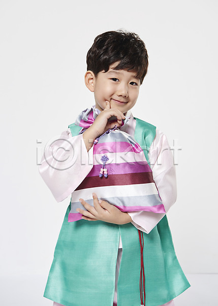 남자 소년한명만 어린이 한국인 한명 JPG 앞모습 포토 들기 명절 복주머니 상반신 서기 스튜디오촬영 실내 웃음 한복