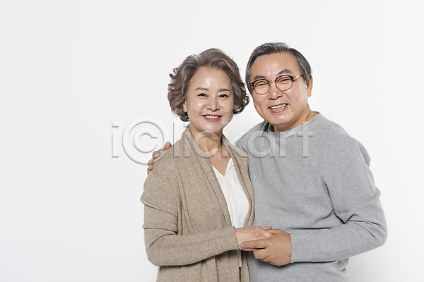 60대 남자 노년 노인만 두명 여자 한국인 JPG 앞모습 포토 가족 노부부 부부 상반신 서기 손잡기 스튜디오촬영 실내 어깨동무 웃음 할머니 할아버지