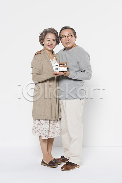 60대 남자 노년 노인만 두명 여자 한국인 JPG 앞모습 포토 가족 노부부 들기 모형 부부 서기 스튜디오촬영 실내 어깨동무 웃음 전시 전신 주택 할머니 할아버지
