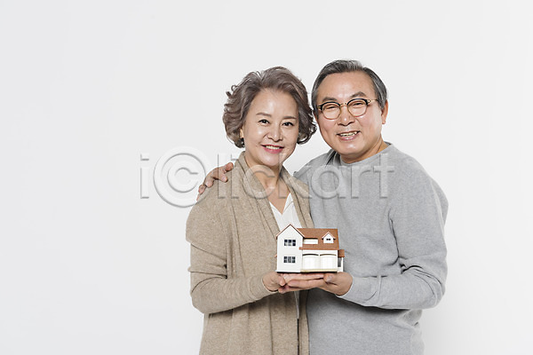 60대 남자 노년 노인만 두명 여자 한국인 JPG 앞모습 포토 가족 노부부 들기 모형 상반신 서기 스튜디오촬영 실내 어깨동무 웃음 주택 할머니 할아버지