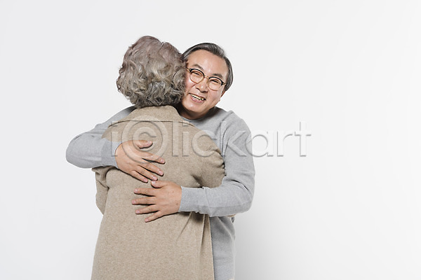60대 남자 노년 노인만 두명 여자 한국인 JPG 뒷모습 앞모습 포토 가족 노부부 부부 상반신 서기 스튜디오촬영 실내 안기 웃음 할머니 할아버지
