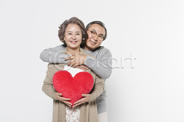 60대 남자 노년 노인만 두명 여자 한국인 JPG 앞모습 포토 가족 노부부 들기 백허그 부부 상반신 서기 스튜디오촬영 실내 웃음 쿠션 하트 할머니 할아버지
