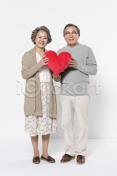60대 남자 노년 노인만 두명 여자 한국인 JPG 앞모습 포토 가족 노부부 들기 부부 서기 스튜디오촬영 실내 웃음 전신 쿠션 하트 할머니 할아버지
