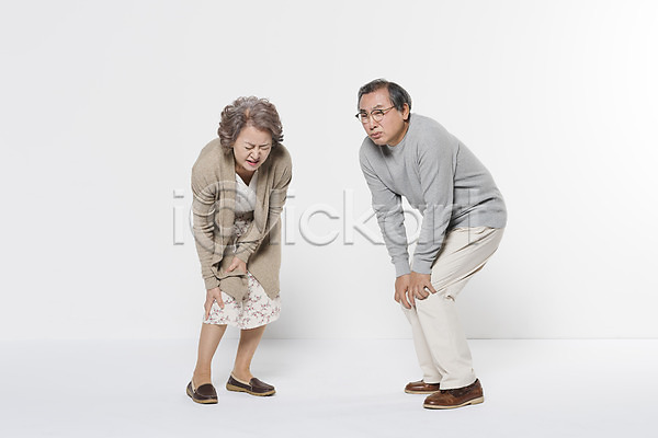 60대 남자 노년 노인만 두명 여자 한국인 JPG 앞모습 포토 가족 노부부 무릎통증 부부 서기 스튜디오촬영 실내 전신 할머니 할아버지