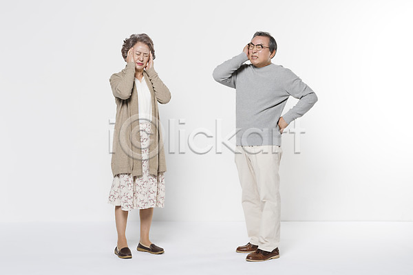 60대 남자 노년 노인만 두명 여자 한국인 JPG 앞모습 포토 가족 노부부 두통 머리 부부 서기 스튜디오촬영 실내 전신 할머니 할아버지