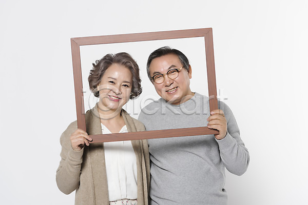 60대 남자 노년 노인만 두명 여자 한국인 JPG 앞모습 포토 가족 노부부 들기 부부 상반신 서기 스튜디오촬영 실내 액자틀 웃음 할머니 할아버지