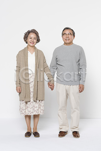 60대 남자 노년 노인만 두명 여자 한국인 JPG 앞모습 포토 가족 노부부 부부 서기 손잡기 스튜디오촬영 실내 웃음 전신 할머니 할아버지