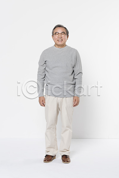 60대 남자 노년 노인남자한명만 한국인 한명 JPG 앞모습 포토 가족 서기 스튜디오촬영 실내 웃음 전신 할아버지