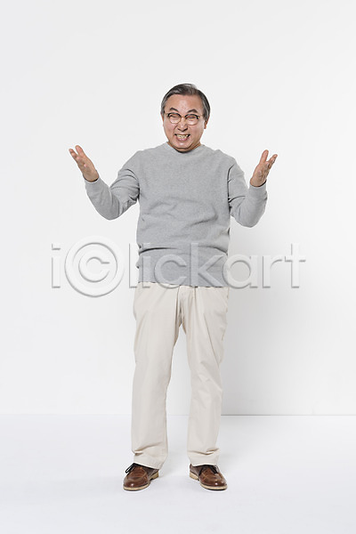 즐거움 60대 남자 노년 노인남자한명만 한국인 한명 JPG 앞모습 포토 가족 서기 스튜디오촬영 실내 웃음 전신 팔벌리기 할아버지