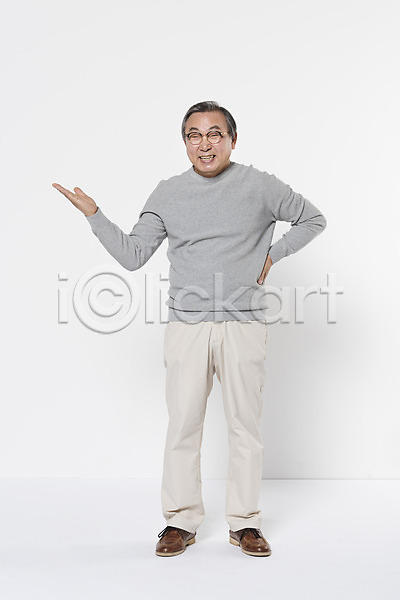60대 남자 노년 노인남자한명만 한국인 한명 JPG 앞모습 포토 가리킴 가족 서기 스튜디오촬영 실내 웃음 전신 할아버지