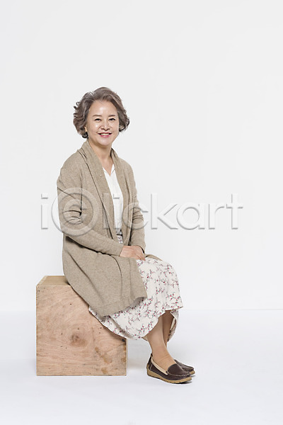 60대 노년 노인여자한명만 여자 한국인 한명 JPG 앞모습 포토 가족 빈박스 손모으기 스튜디오촬영 실내 앉기 웃음 전신 할머니