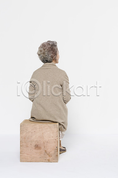 60대 노년 노인여자한명만 여자 한국인 한명 JPG 뒷모습 포토 가족 빈박스 스튜디오촬영 실내 앉기 응시 전신 할머니