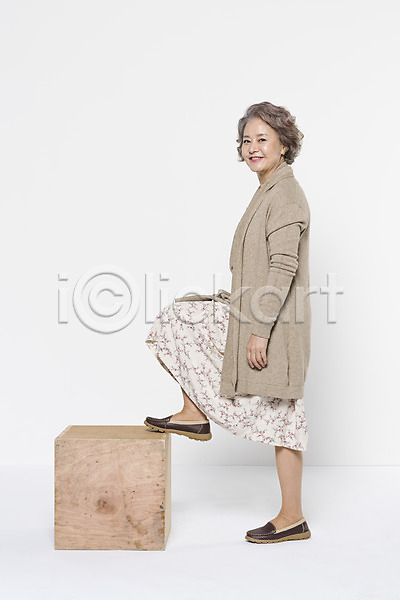 60대 노년 노인여자한명만 여자 한국인 한명 JPG 앞모습 포토 가족 빈박스 서기 스튜디오촬영 실내 오르기 웃음 전신 할머니