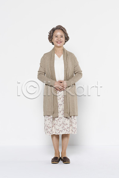 60대 노년 노인여자한명만 여자 한국인 한명 JPG 앞모습 포토 가족 서기 손모으기 스튜디오촬영 실내 웃음 전신 할머니
