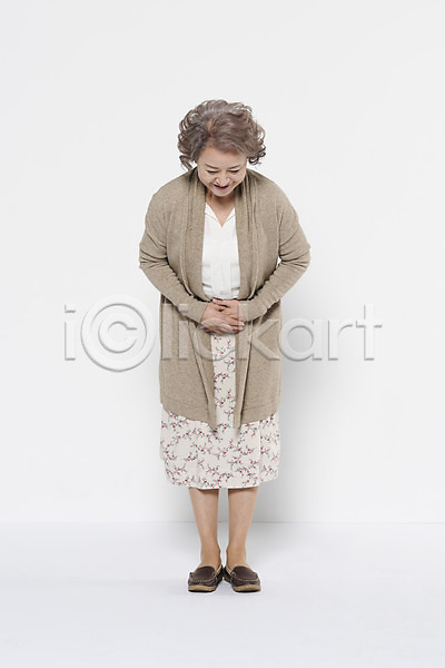 60대 노년 노인여자한명만 여자 한국인 한명 JPG 앞모습 포토 가족 서기 손모으기 스튜디오촬영 실내 웃음 응시 인사 전신 할머니