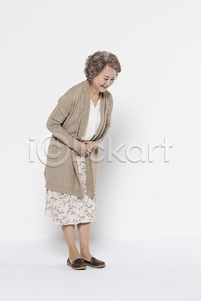 60대 노년 노인여자한명만 여자 한국인 한명 JPG 옆모습 포토 가족 서기 손모으기 스튜디오촬영 실내 웃음 인사 전신 할머니