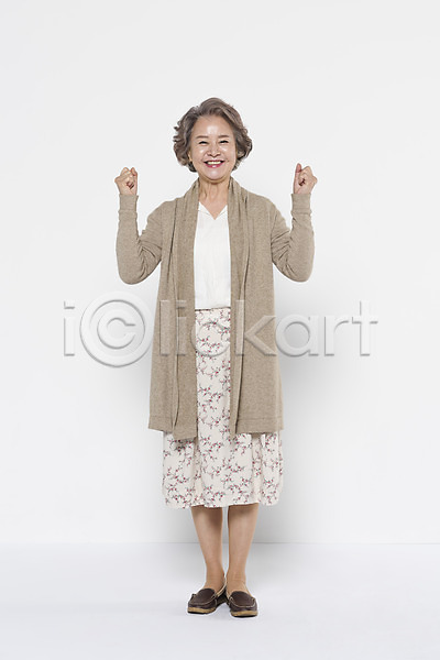 60대 노년 노인여자한명만 여자 한국인 한명 JPG 앞모습 포토 가족 서기 스튜디오촬영 실내 웃음 전신 파이팅 할머니