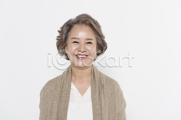 60대 노년 노인여자한명만 여자 한국인 한명 JPG 앞모습 포토 가족 상반신 서기 스튜디오촬영 실내 웃음 할머니