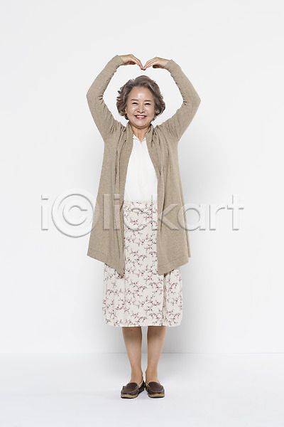 60대 노년 노인여자한명만 여자 한국인 한명 JPG 앞모습 포토 가족 서기 손하트 스튜디오촬영 실내 웃음 전신 하트 할머니