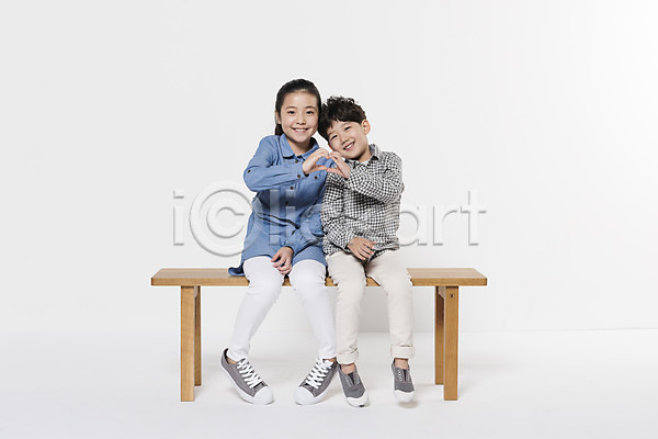 10대 남자 두명 어린이 여자 한국인 JPG 앞모습 포토 가족 남매 손하트 스튜디오촬영 실내 앉기 웃음 의자 전신