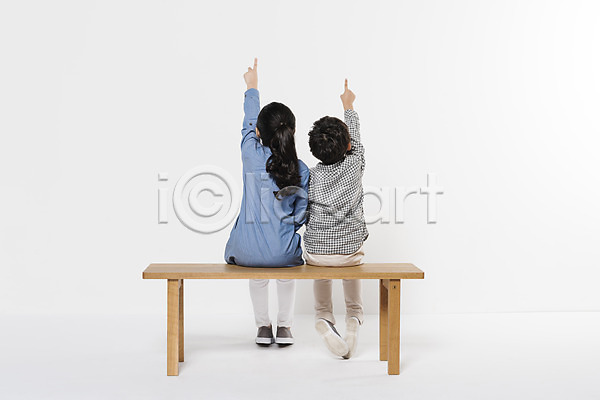 10대 남자 두명 어린이 여자 한국인 JPG 뒷모습 포토 가리킴 가족 남매 스튜디오촬영 실내 앉기 응시 의자 전신