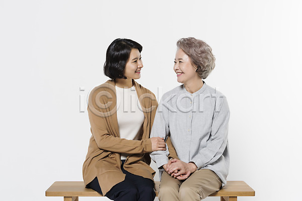 30대 60대 노년 두명 성인 여자 여자만 한국인 JPG 앞모습 포토 가족 딸 모녀 상반신 스튜디오촬영 실내 앉기 엄마 웃음 응시 의자 팔짱 할머니