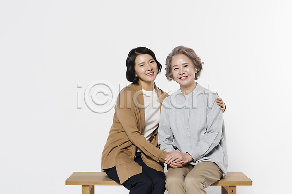 30대 60대 노년 두명 성인 여자 여자만 한국인 JPG 앞모습 포토 가족 딸 모녀 상반신 손잡기 스튜디오촬영 실내 앉기 어깨에손 엄마 웃음 할머니