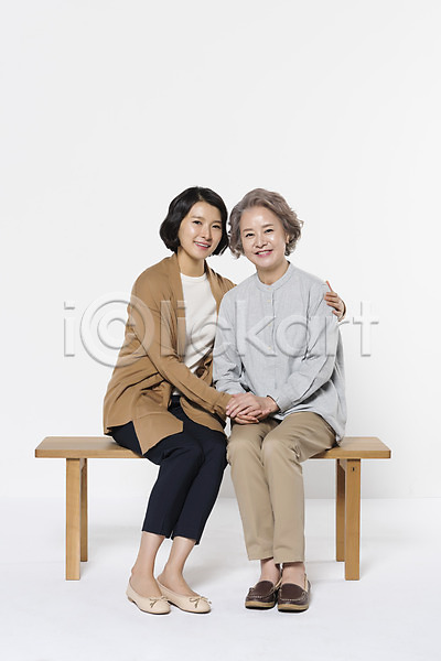 30대 60대 노년 두명 성인 여자 여자만 한국인 JPG 앞모습 포토 가족 딸 모녀 손잡기 스튜디오촬영 실내 앉기 어깨에손 엄마 웃음 전신 할머니