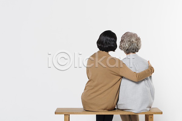 30대 60대 노년 두명 성인 여자 여자만 한국인 JPG 뒷모습 포토 가족 딸 모녀 상반신 스튜디오촬영 실내 앉기 어깨에손 엄마 응시 의자 할머니