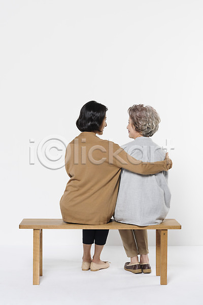 30대 60대 노년 두명 성인 여자 여자만 한국인 JPG 뒷모습 포토 가족 딸 마주보기 모녀 스튜디오촬영 실내 앉기 어깨에손 엄마 전신 할머니