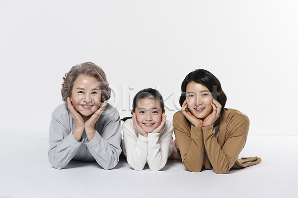 10대 30대 60대 노년 성인 세명 어린이 여자 여자만 한국인 JPG 앞모습 포토 가족 딸 모녀 삼대 상반신 손녀 스튜디오촬영 실내 엄마 엎드리기 웃음 턱괴기 할머니