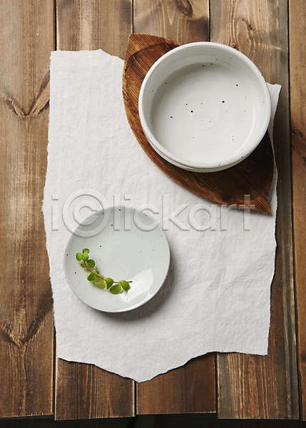 사람없음 JPG 포토 하이앵글 그릇 나무배경 나뭇잎 목재 사기그릇 스튜디오촬영 실내 전통 접시 주방용품 한지